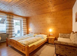Apartment, shower or bathtub, 4 or more bed rooms